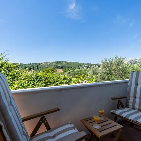 Francesca & Vardia Winery